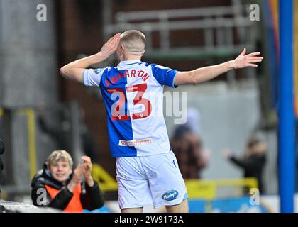 Adam Wharton n. 23 del Blackburn Rovers celebra il suo obiettivo e l'obiettivo di apertura della partita per renderla 1-0, durante la partita per il campionato Sky Bet Blackburn Rovers vs Watford a Ewood Park, Blackburn, Regno Unito, 23 dicembre 2023 (foto di Cody Froggatt/News Images) Foto Stock