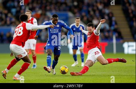 Patson Daka (centro) di Leicester City e Sean Morrison del Rotherham United combattono per il pallone durante la partita del campionato Sky Bet al King Power Stadium di Leicester. Data immagine: Sabato 23 dicembre 2023. Foto Stock