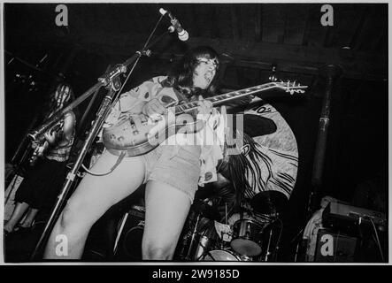 VOODOO QUEENS, BRISTOL FLEECE, 1993: Cantante e chitarrista Anjali Bhatia dei Voodoo Queens suonano Bristol Fleece and Firkin a Bristol, Inghilterra, Regno Unito il 28 luglio 1993. Foto: Rob Watkins. INFORMAZIONI SULLA BAND: I Voodoo Queens, un gruppo indie punk britannico formatosi nei primi anni '90, erano guidati da Anjali Bhatia. La loro musica energica e femminista, tra cui il ribelle singolo "Supermodel-superficial", ha portato una miscela unica di punk e pop, rendendoli una presenza notevole nella scena musicale alternativa di Riot Grrrl. Foto Stock