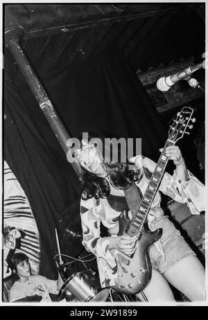 VOODOO QUEENS, BRISTOL FLEECE, 1993: Cantante e chitarrista Anjali Bhatia dei Voodoo Queens suonano Bristol Fleece and Firkin a Bristol, Inghilterra, Regno Unito il 28 luglio 1993. Foto: Rob Watkins. INFORMAZIONI SULLA BAND: I Voodoo Queens, un gruppo indie punk britannico formatosi nei primi anni '90, erano guidati da Anjali Bhatia. La loro musica energica e femminista, tra cui il ribelle singolo "Supermodel-superficial", ha portato una miscela unica di punk e pop, rendendoli una presenza notevole nella scena musicale alternativa di Riot Grrrl. Foto Stock