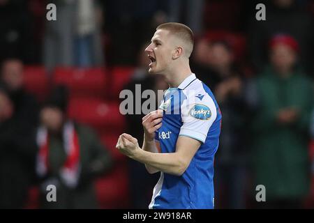 Adam Wharton dei Blackburn Rovers celebra il primo gol della loro squadra durante la partita per il campionato Sky Bet a Ewood Park, Blackburn. Data immagine: Sabato 23 dicembre 2023. Foto Stock