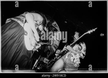 VOODOO QUEENS, BRISTOL FLEECE, 1993: Cantante e chitarrista Anjali Bhatia dei Voodoo Queens suonano Bristol Fleece and Firkin a Bristol, Inghilterra, Regno Unito il 28 luglio 1993. Foto: Rob Watkins. INFORMAZIONI SULLA BAND: I Voodoo Queens, un gruppo indie punk britannico formatosi nei primi anni '90, erano guidati da Anjali Bhatia. La loro musica energica e femminista, tra cui il ribelle singolo "Supermodel-superficial", ha portato una miscela unica di punk e pop, rendendoli una presenza notevole nella scena musicale alternativa di Riot Grrrl. Foto Stock