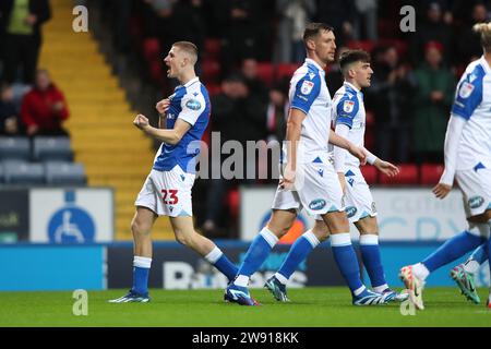 Adam Wharton dei Blackburn Rovers (a sinistra) celebra il primo gol della loro squadra durante la partita per il campionato Sky Bet a Ewood Park, Blackburn. Data immagine: Sabato 23 dicembre 2023. Foto Stock