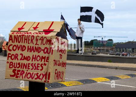 Protesta abitativa a Hayle, Cornovaglia contro i BNB della Second Homes Air Foto Stock