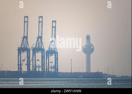 Jeddah, Arabia Saudita - 01 dicembre 2023: Una visione sulle infrastrutture del porto islamico di Gedda. Foto Stock