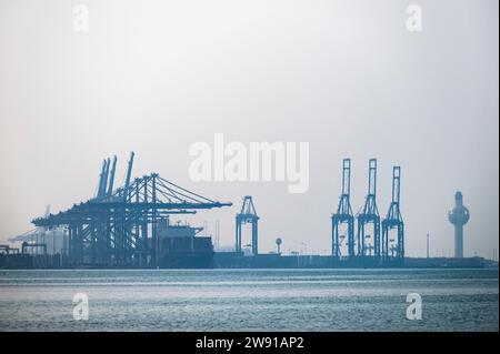 Jeddah, Arabia Saudita - 01 dicembre 2023: Una visione sulle infrastrutture del porto islamico di Gedda. Foto Stock
