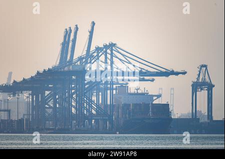 Jeddah, Arabia Saudita - 01 dicembre 2023: Una visione sulle infrastrutture del porto islamico di Gedda. Foto Stock