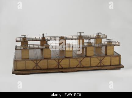 Modello di un bacino di carenaggio galleggiante, 's Lands Werf Amsterdam (possibilmente), dopo anonimo, c. 1802 - c. 1815 modello dimostrativo modello di bacino di carenaggio galleggiante, su una tavola di terra. È costituito da cinque parti collegate tra loro. Ogni parte è un contenitore rettangolare o pontone con una torre a qualsiasi estremità Quattro pompe vengono applicate sulla parte superiore di ogni torre, che deve svuotare il pontone. Le cinque parti sono collegate l'una all'altra mediante spranga all'esterno e passaggi con ringhiere che collegano le torri. Il modello mostra due tipi di pompe: Pompe a doppia azione e pompe le cui aste sono collegate a un Foto Stock