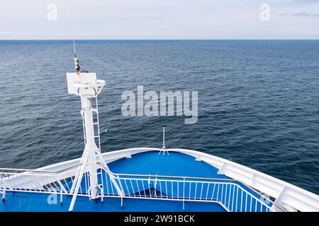 Ponte di una grande nave in una crociera in Islanda nell'Oceano Atlantico con il Mare Blu Foto Stock