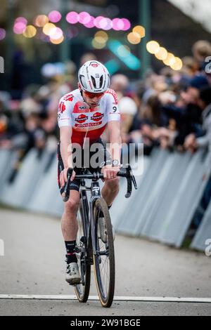 Anversa, Belgio. 23 dicembre 2023. Il belga Eli Iserbyt supera il traguardo nella gara d'élite maschile della Coppa del mondo di ciclocross ad Anversa sabato 23 dicembre 2023, tappa 9 (su 14) della Coppa del mondo UCI. BELGA PHOTO JASPER JACOBS Credit: Belga News Agency/Alamy Live News Foto Stock