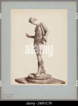 Scultura di Narciso nel Museo Archeologico Nazionale di Napoli, Giorgio Sommer, dopo Anonimo, 1857 - 1914 Fotografia carta di Napoli. pezzo di scultura stampato con albumi di cartone, riproduzione di un pezzo di scultura. (Storia di) Museo archeologico nazionale di Narciso Foto Stock