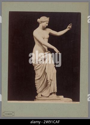 Scultura van Venus nel Museo Nazionale di Napoli, Giorgio Sommer, dopo Anonimo, 1857 - 1914 Fotografia di Napoli. pezzo di scultura stampato con albumi di cartone, riproduzione di un pezzo di scultura. (Storia di) Venere (Afrodite) Museo Nazionale Foto Stock