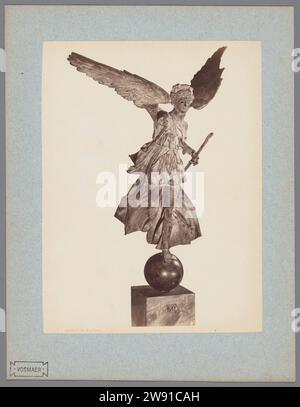 Scultura Vittoria nel Museo Nazionale di Napoli, Giorgio Sommer, dopo Anonimo, 1857 - 1914 Fotografia di Napoli. pezzo di scultura stampato con albumi di cartone, riproduzione di un pezzo di scultura. (Storia di) Nike National Museum Foto Stock