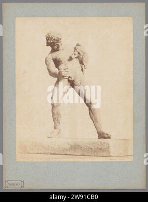 Scultura di un fauno nel Museo Nazionale di Napoli, Giorgio Sommer, dopo Anonymous, 1857 - 1914 Fotografia di Napoli. pezzo di scultura stampato con albumi di cartone, riproduzione di un pezzo di scultura. Satiri, fauns, Sileni National Museum Foto Stock