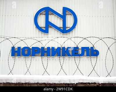 Voronezh, Russia - 27 febbraio 2022: Logo della società Norilsk Nickel dietro una recinzione con filo spinato Foto Stock