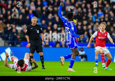 Leicester, Regno Unito. 23 dicembre 2023. Wilfred Ndidi (25 Leicester City) controlla la palla durante la partita del campionato Sky Bet tra Leicester City e Rotherham United al King Power Stadium di Leicester sabato 23 dicembre 2023. Crediti: MI News & Sport /Alamy Live News Foto Stock