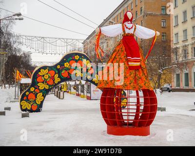 Voronezh, Russia - 27 febbraio 2022: Decorazione di via Vorovskij per le vacanze Maslenitsa, Murmansk Foto Stock