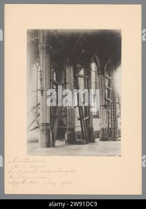 Interno della Cappella Nieuwezijds ad Amsterdam, Albert Adriaansz (possibile), supporto fotografico 1908. Interno in cartone con stampa in argento gelatina della chiesa Nieuwezijds Chapel Foto Stock