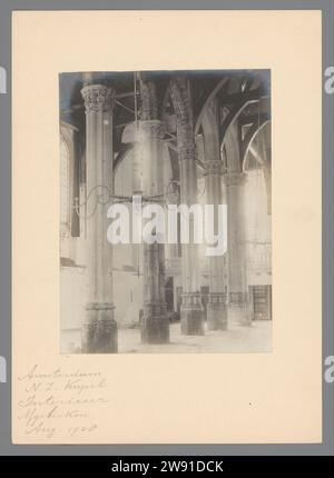 Interno della Cappella Nieuwezijds ad Amsterdam, Albert Adriaansz (possibile), supporto fotografico 1908. Interno in cartone con stampa in argento gelatina della chiesa Nieuwezijds Chapel Foto Stock