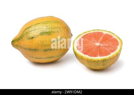 Limone tigre a righe intero e tagliato a metà isolato su sfondo bianco da vicino Foto Stock