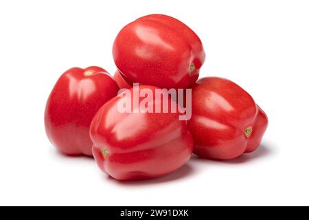 Un mucchio di pomodori freschi interi e succosi isolati da vicino su sfondo bianco Foto Stock