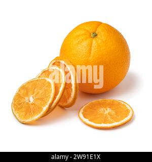Singole fette di arancia fresca e di arancia secca isolate su sfondo bianco da vicino Foto Stock