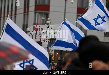 Colonia, Germania. 23 dicembre 2023. I manifestanti pro-israeliani dell'iniziativa "Klare Kante gegen die Dämonisierung Israels” (Una chiara posizione contro la demonizzazione di Israele) osteggiano i manifestanti pro-palestinesi con bandiere israeliane e un poster con la scritta "Nein zu Antisemitismus, Hetze und Hass” (no all'antisemitismo, all'incitamento e all'odio). Crediti: Roberto Pfeil/dpa/Alamy Live News Foto Stock