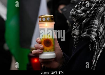 Colonia, Germania. 23 dicembre 2023. Diverse centinaia di manifestanti commemorano le vittime a Gaza con una marcia di candele dalla stazione ferroviaria principale. La "Comunità palestinese Germania - Colonia” e la "Alleanza palestinese in NRW” avevano chiesto la marcia verso Breslauer Platz. Crediti: Roberto Pfeil/dpa/Alamy Live News Foto Stock