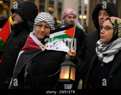 Colonia, Germania. 23 dicembre 2023. Diverse centinaia di manifestanti commemorano le vittime a Gaza con una marcia di candele dalla stazione ferroviaria principale. La "Comunità palestinese Germania - Colonia” e la "Alleanza palestinese in NRW” avevano chiesto la marcia verso Breslauer Platz. Crediti: Roberto Pfeil/dpa/Alamy Live News Foto Stock