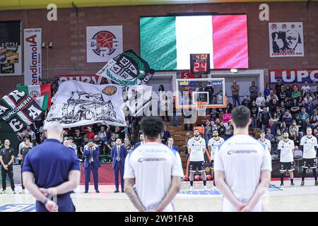 Tortona, Italia. 23 dicembre 2023. Tifosi di basket Derthona durante la partita di basket Bertram Derthona Tortona vs Nutribullet Treviso Basket, serie A di pallacanestro Italiana a Tortona, Italia, 23 dicembre 2023 crediti: Independent Photo Agency/Alamy Live News Foto Stock