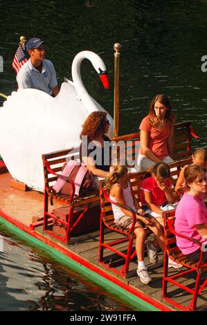 Le famiglie potranno fare un giro sulle iconiche Swan Boats di Boston Foto Stock