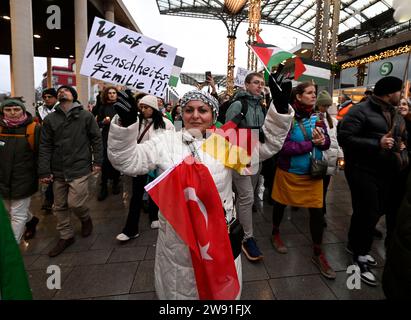 Colonia, Germania. 23 dicembre 2023. I dimostranti hanno un cartello con la scritta "Dov'è la famiglia umana!?!!" Durante una marcia in memoria delle vittime a Gaza. La "Comunità palestinese Germania - Colonia” e la "Alleanza palestinese in NRW” avevano chiesto la marcia verso Breslauer Platz. Crediti: Roberto Pfeil/dpa/Alamy Live News Foto Stock