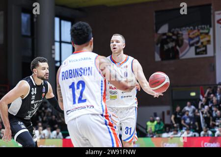 Tortona, Italia. 23 dicembre 2023. #31 Olisevicius Osvaldas durante il Bertram Derthona Tortona vs Nutribullet Treviso Basket, partita di serie A di pallacanestro italiano a Tortona, Italia, 23 dicembre 2023 credito: Independent Photo Agency/Alamy Live News Foto Stock