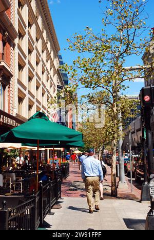 La gente si diverte a pranzare nei caffè e a fare shopping nelle boutique di Newberry Street, nella Back Bay di Boston Foto Stock