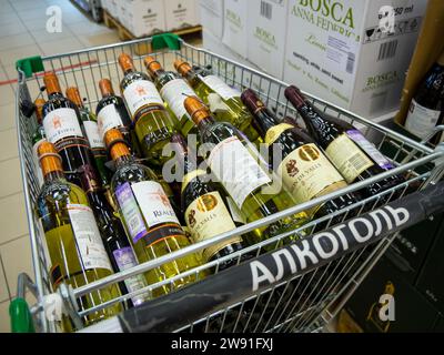 Voronezh, Russia - 27 febbraio 2022: Carrello supermercato pieno di alcol Foto Stock