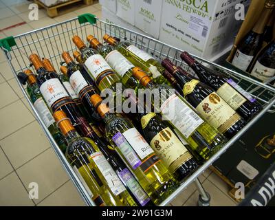 Voronezh, Russia - 27 febbraio 2022: Carrello pieno di bottiglie di vino Foto Stock