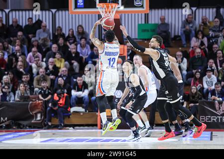 Tortona, Italia. 23 dicembre 2023. #12 Robinson Justin (NutriBullet Treviso) durante il Bertram Derthona Tortona vs Nutribullet Treviso Basket, partita di serie A di pallacanestro italiano a Tortona, Italia, 23 dicembre 2023 credito: Independent Photo Agency/Alamy Live News Foto Stock