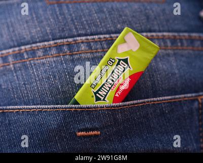 Tambov, Federazione Russa - 20 dicembre 2023 Un pacchetto verde di gomme da masticare Wrigleys Doublemint in una tasca posteriore di jeans Foto Stock