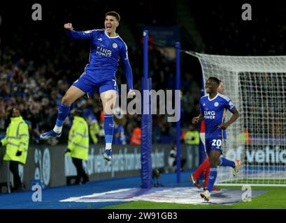 Cesare Casadei di Leicester City (a sinistra) celebra il terzo gol della partita per i suoi lati durante la partita del campionato Sky Bet al King Power Stadium di Leicester. Data immagine: Sabato 23 dicembre 2023. Foto Stock