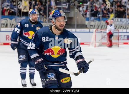 Muenchen, Deutschland. 23 dicembre 2023. Chris DeSousa (EHC Red Bull Muenchen, n. 82) bei der Rueckkehr zur Bank nach seinem Tor zum 1:0. EHC Red Bull Muenchen gegen Iserlohn Roosters, Eishockey, DEL, 30. Spieltag, Saison 2023/2024, 23.12.2023. Foto: Eibner-Pressefoto/Heike Feiner Credit: dpa/Alamy Live News Foto Stock