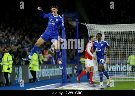 Cesare Casadei di Leicester City (a sinistra) celebra il terzo gol della partita per i suoi lati durante la partita del campionato Sky Bet al King Power Stadium di Leicester. Data immagine: Sabato 23 dicembre 2023. Foto Stock