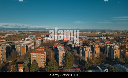 Paesaggio urbano dall'alto. Vista dal drone di San Donato Milanese, Provincia di Milano, Italia, Lombardia. Foto con drone di una città italiana. Dicembre 2023 Foto Stock