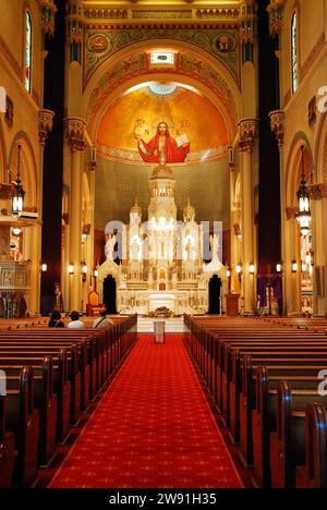 Una navata tra le panche conduce all'altare nella chiesa dei Santi Pietro e Paolo, a San Francisco Foto Stock