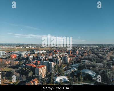 Paesaggio urbano dall'alto. Vista dal drone di San Donato Milanese, Provincia di Milano, Italia, Lombardia. Foto con drone di una città italiana. Dicembre 2023 Foto Stock