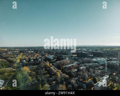 Paesaggio urbano dall'alto. Vista dal drone di San Donato Milanese, Provincia di Milano, Italia, Lombardia. Foto con drone di una città italiana. Dicembre 2023 Foto Stock