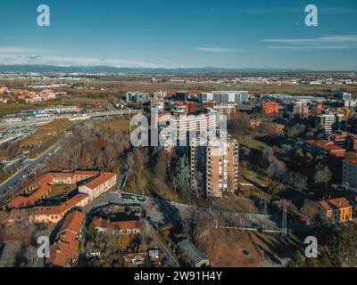 Paesaggio urbano dall'alto. Vista dal drone di San Donato Milanese, Provincia di Milano, Italia, Lombardia. Foto con drone di una città italiana. Dicembre 2023 Foto Stock