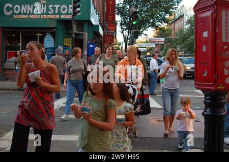 Le famiglie potranno gustare gelati e gelati mentre si cammina nel North End di Boston in un giorno d'estate Foto Stock