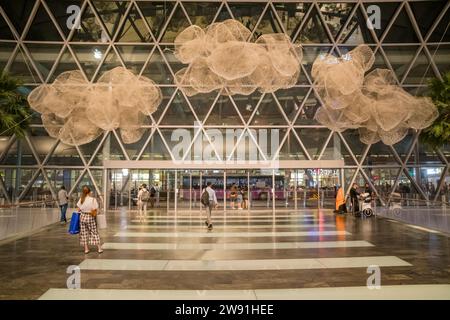 North Gateway Garden, Crystal Clouds, 2019, rete metallica in acciaio inossidabile, cristalli swarovski di Andy Cao e Xavier Perrot, Aeroporto Changi, Singapore Foto Stock