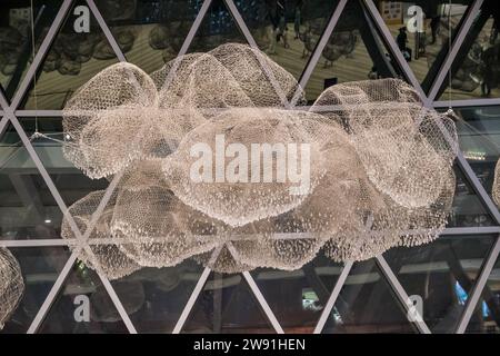 North Gateway Garden, Crystal Clouds, 2019, rete metallica in acciaio inossidabile, cristalli swarovski di Andy Cao e Xavier Perrot, Aeroporto Changi, Singapore Foto Stock