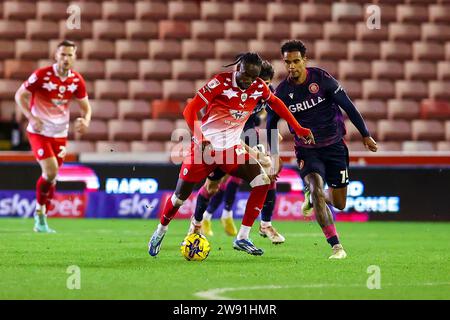 Barnsley, Regno Unito. 23 dicembre 2023. Devante Cole n. 44 di Barnsley in possesso durante il match di Sky Bet League 1 Barnsley vs Stevenage a Oakwell, Barnsley, Regno Unito, 23 dicembre 2023 (foto di Ryan Crockett/News Images) a Barnsley, Regno Unito il 12/23/2023. (Foto di Ryan Crockett/News Images/Sipa USA) credito: SIPA USA/Alamy Live News Foto Stock